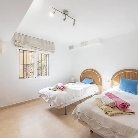 Casa La Concha - Luxury 6 Bedroom In Marbella, Beautiful Mountain View, Heated Swimming Pool, 15min Walk To Puerto Banus Beaches, Sleeps Up To 12 Villa
