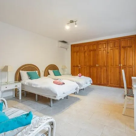 Casa La Concha - Luxury 6 Bedroom In Marbella, Beautiful Mountain View, Heated Swimming Pool, 15min Walk To Puerto Banus Beaches, Sleeps Up To 12 *