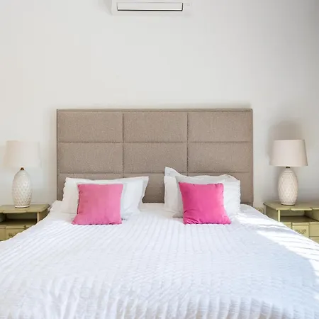 Villa Casa La Concha - Luxury 6 Bedroom In Marbella, Beautiful Mountain View, Heated Swimming Pool, 15min Walk To Puerto Banus Beaches, Sleeps Up To 12