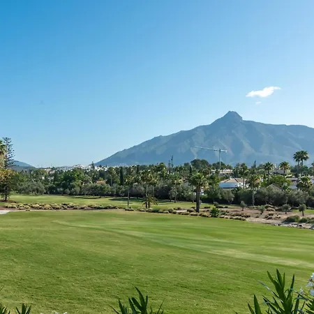 Casa La Concha - Luxury 6 Bedroom In Marbella, Beautiful Mountain View, Heated Swimming Pool, 15min Walk To Puerto Banus Beaches, Sleeps Up To 12 Villa Marbella