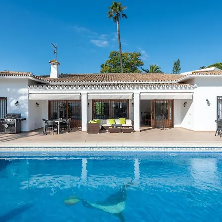 Casa La Concha - Luxury 6 Bedroom In Marbella, Beautiful Mountain View, Heated Swimming Pool, 15min Walk To Puerto Banus Beaches, Sleeps Up To 12 Villa Marbella
